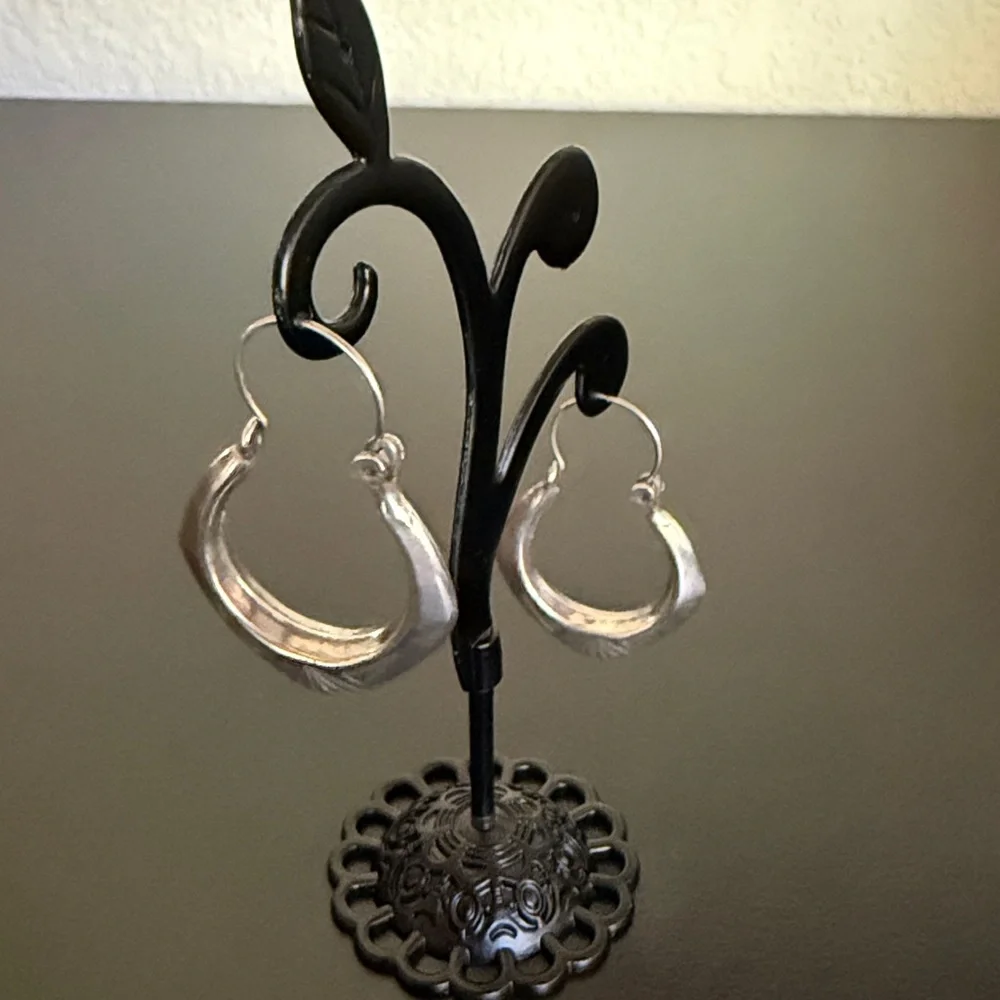 Vintage Handmade Silver Hoop Earrings with hammered detail - Picture 5 of 11